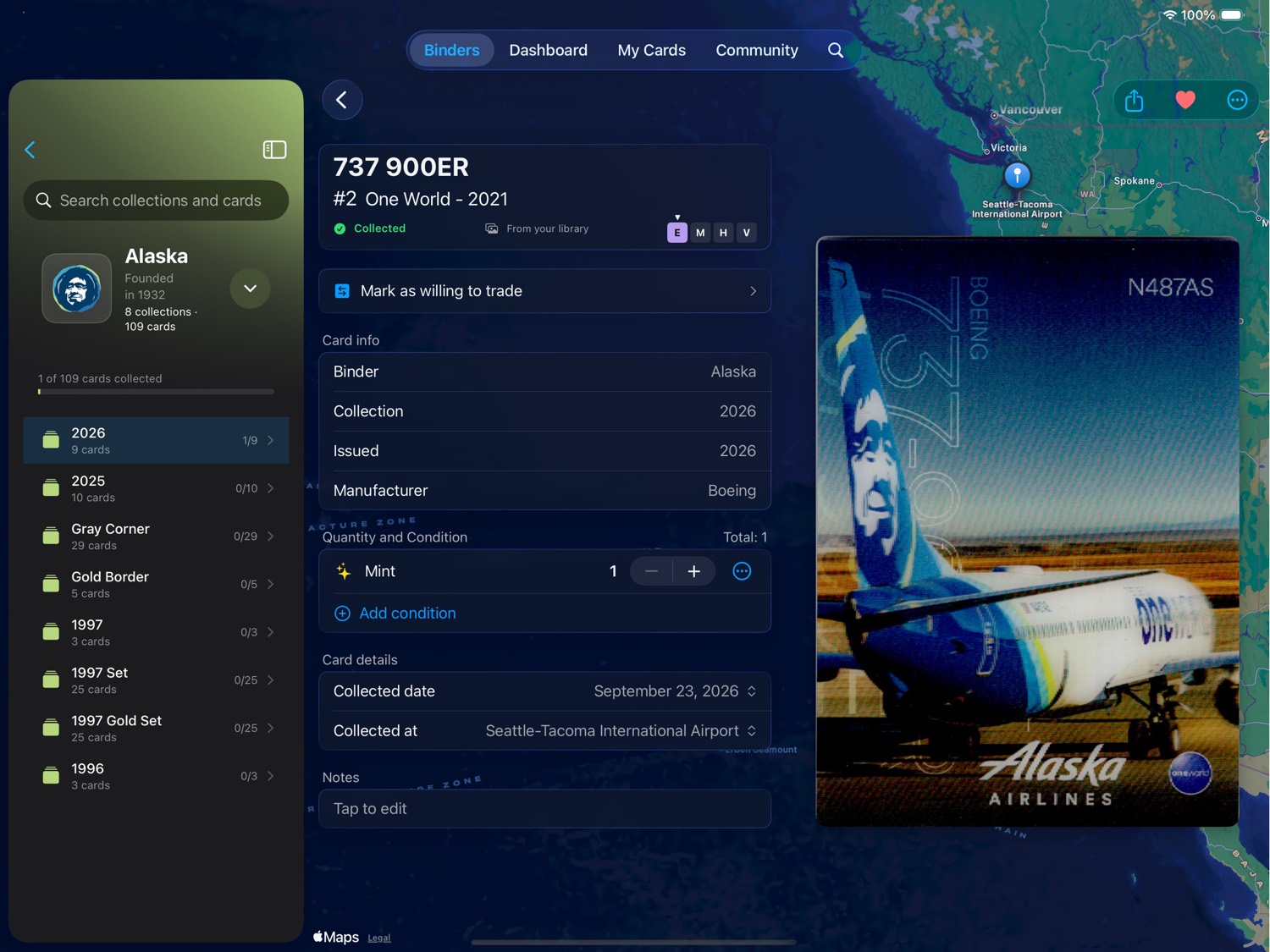 PTC Binder en iPad, con la carpeta de Alaska y sus colecciones junto a una tarjeta 737-900ER fotografiada y marcada como coleccionada en el Aeropuerto Internacional de Seattle-Tacoma.